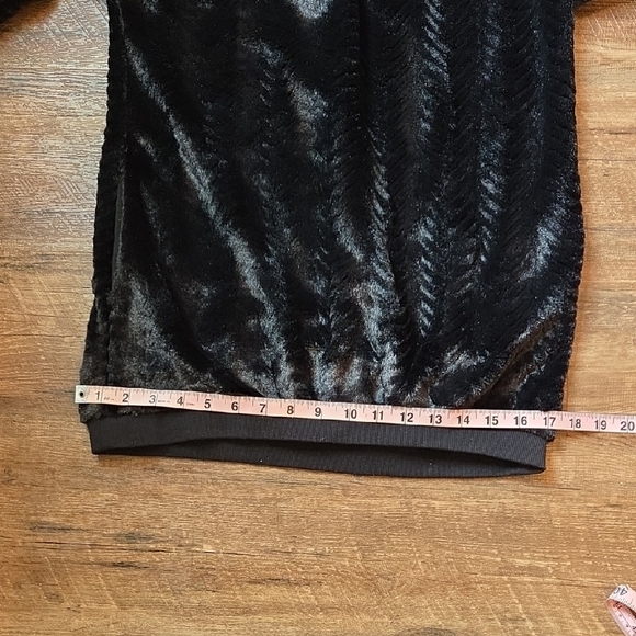 Eyelash Couture Black V-Neck Sweater Timeless Knit - Picture 11 of 11